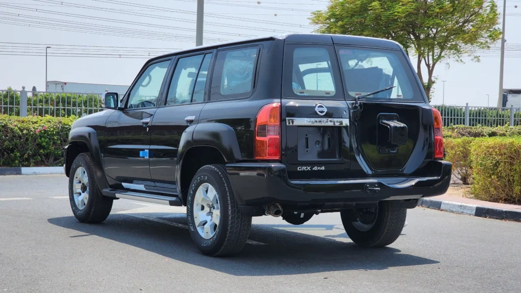 2023-nissan-patrol-safari-grx-4x4-gcc-black-18
